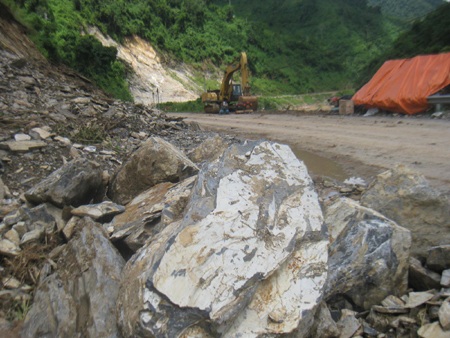 Quốc lộ 7 tan tành sau mưa lũ  - 19