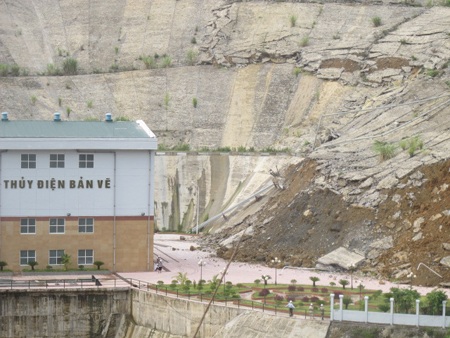 Sạt lở ta luy thủy điện Bản Vẽ - 1