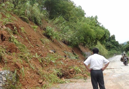 Sụt một quả đồi, hơn 10.000m3 đất đá lấp quốc lộ 7 - 2