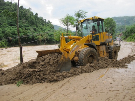 Sụt một quả đồi, hơn 10.000m3 đất đá lấp quốc lộ 7 - 1