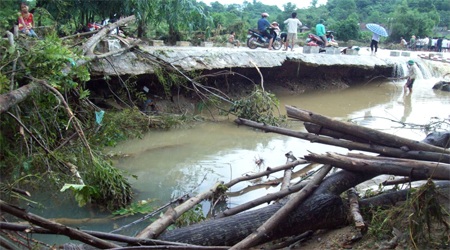 PCT Quốc hội Huỳnh Ngọc Sơn thăm và tặng quà đồng bào lũ lụt - 2