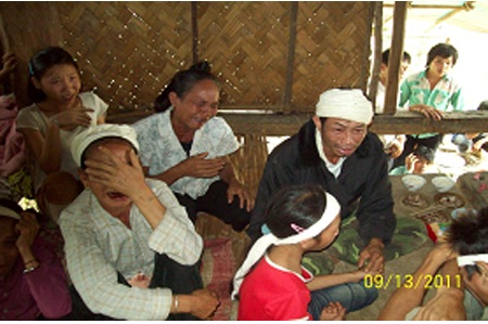 PCT Quốc hội Huỳnh Ngọc Sơn thăm và tặng quà đồng bào lũ lụt - 5