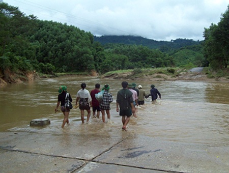 PCT Quốc hội Huỳnh Ngọc Sơn thăm và tặng quà đồng bào lũ lụt - 3