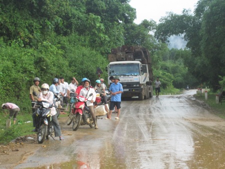 Mưa lớn gây sạt lở nghiêm trọng, quốc lộ "tê liệt" - 6