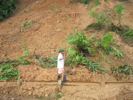 Mưa lớn gây sạt lở nghiêm trọng, quốc lộ "tê liệt" - 4