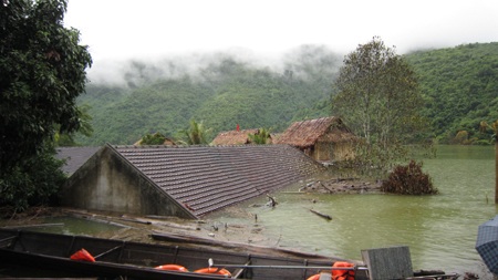 Đồn biên phòng chìm trong biển nước - 2