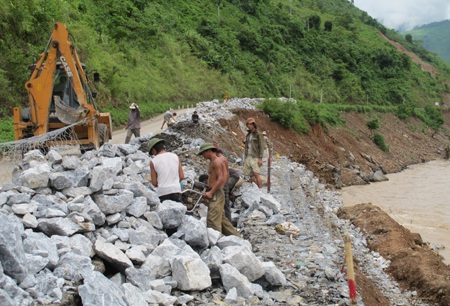 Khẩn trương khắc phục quốc lộ 7 huyết mạch giữa mưa lũ - 14 Khẩn trương khắc phục quốc lộ 7 huyết mạch giữa mưa lũ - 14