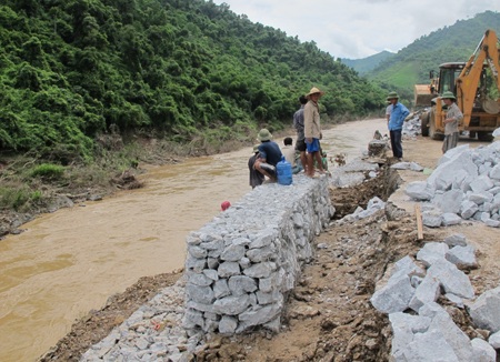 Khẩn trương khắc phục quốc lộ 7 huyết mạch giữa mưa lũ - 15 Khẩn trương khắc phục quốc lộ 7 huyết mạch giữa mưa lũ - 15