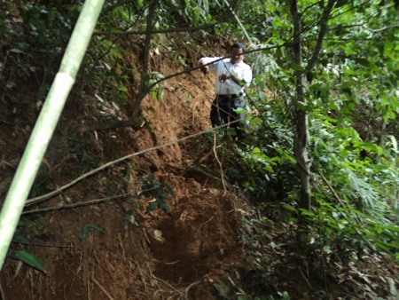 Nghệ An: Nứt núi Pu Căm, hàng trăm người dân bị đe doạ - 4