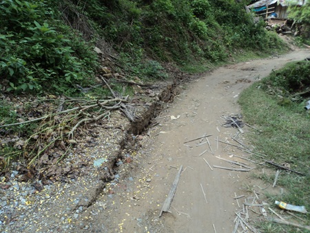 Nghệ An: Nứt núi Pu Căm, hàng trăm người dân bị đe doạ - 6