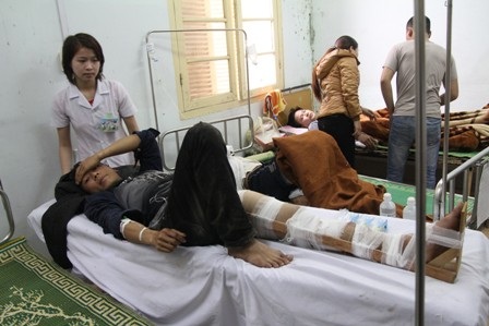 Ôtô đứt phanh lao vào núi, 4 nguời chết, 20 người bị thương - 1