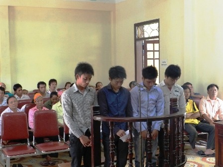 Chém chủ quán nhậu, 4 bị cáo chia nhau 57 tháng tù