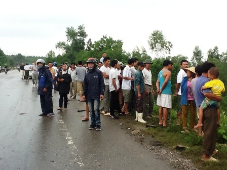 Nhiều người dân sau khi đưa các nạn nhân đi cấp cứu vẫn chưa hết bàng hoàng về vụ tai nạn.