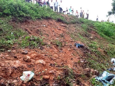 Vết trượt dài từ đường quốc lộ xuống vực