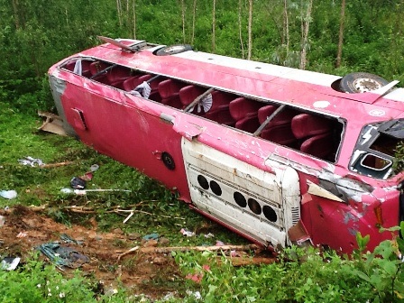 Chiếc xe khách lật chỏng chơ