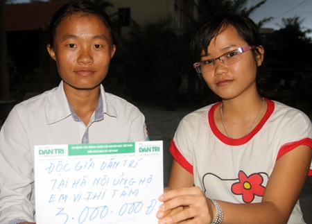 Em Vi Thị Tâm cùng bạn nhận quà của độc giả.