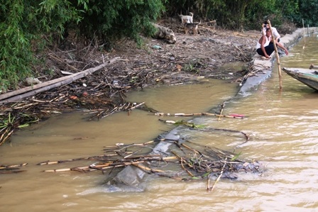 Đoạn kè tạm bợ bảo vệ xóm Hòa Lam bị đổ nghiêng xuống sông Lam