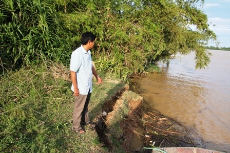 Bờ kè đầu xóm Hòa Lam đã bị nước cuốn trôi