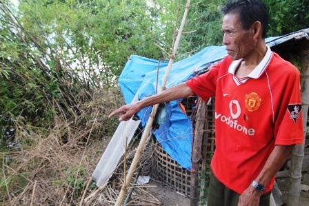 Ông Hòa lo lắng khi sông đang nuốt đất nhà ông từng ngày