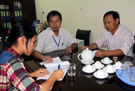 Em Thắm làm thủ tục đăng ký ở KTX.