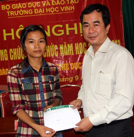 Nữ sinh nghèo xóm vạn chài đã được nhập học