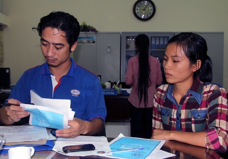 Anh Lê Minh Giang hướng dẫn và sắp hồ sơ cho Thắm nhập học.