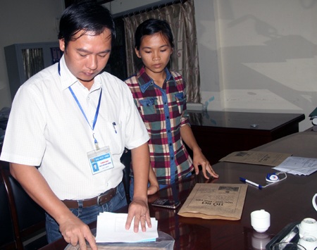 Anh Lê Minh Giang hướng dẫn và sắp hồ sơ cho Thắm nhập học.