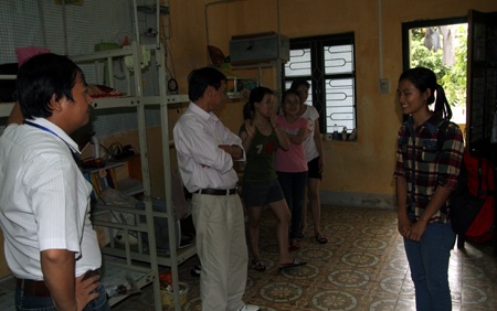 Em Thắm làm thủ tục đăng ký ở KTX.