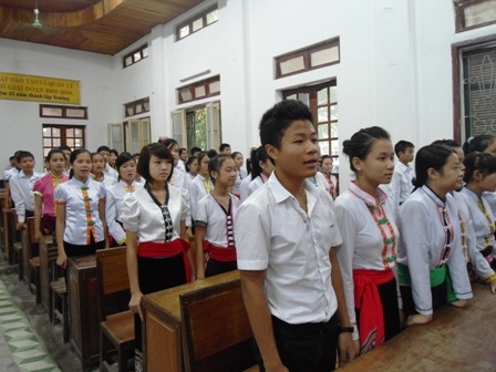 Học sinh Trường dân tộc nội trú 2 (Nghệ An) trang nghiêm trong lễ khai giảng.