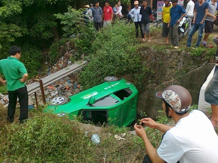 Taxi lao xuống cống, tài xế thoát chết may mắn - 3 Chiếc xe nằm lọt thỏm dưới cống nước.