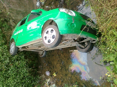 Taxi lao xuống cống, tài xế thoát chết may mắn - 1 Chiếc taxi lật chỏng chơ.