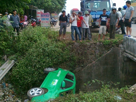 Taxi lao xuống cống, tài xế thoát chết may mắn - 2 Chiếc xe taxi gặp nạn rơi xuống cống nước sâu hơn 3m.