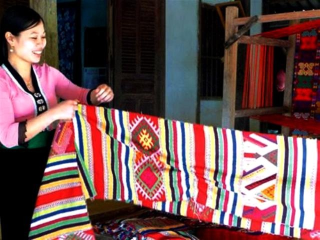 Hình tượng con rồng trên gấu váy phụ nữ Thái - 2 Phụ nữ Thái thêu dệt vải.