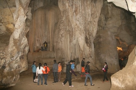 Hang Bua - một cảnh quan đẹp ở miền tây xứ Nghệ thu hút khách từ khắp nơi đổ về.