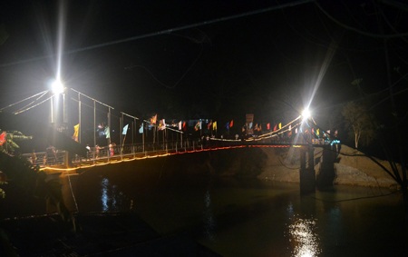 Rộn ràng khai hội Đền Vạn