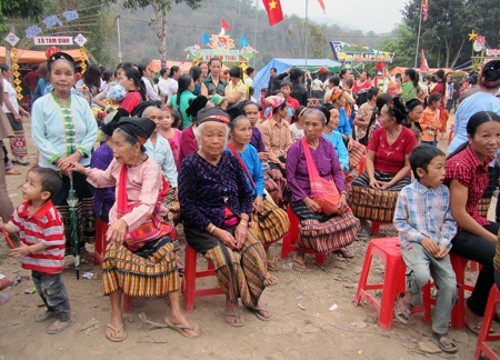 Đồng bào dân tộc Thái đã có mặt từ rất sớm tại sân lễ hội.