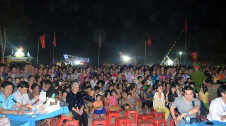 Đông đảo bà con đồng bào các dân tộc và du khách thập phương về tham gia trẩy hội đền Vạn.