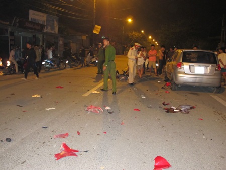 ... nhiều mảnh vỡ vương vãi khắp nơi.