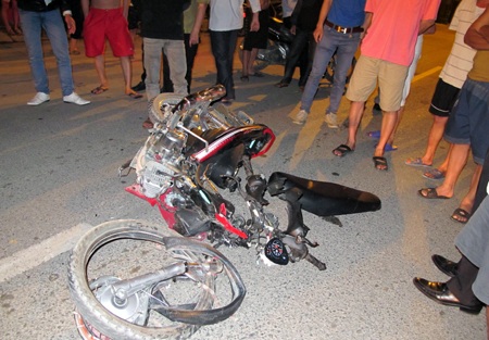 Chiếc xe máy nát bét,...