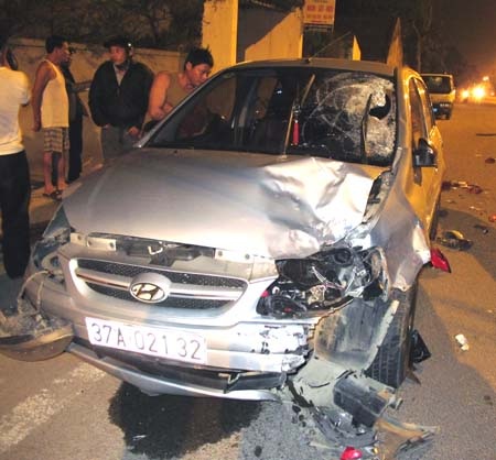 Vết thủng trên kính xe ô tô do người thanh niên lao vào