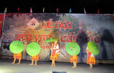 Rộn ràng khai hội Đền Vạn - 9 Văn nghệ mang đậm bản sắc của đồng bào dân tộc thiểu số ở huyện biên giới ngày hội Đền Vạn.