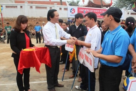 Ban lãnh đạo trao cờ lưu niệm cho các đoàn vận động viên tới tham gia lễ hội.