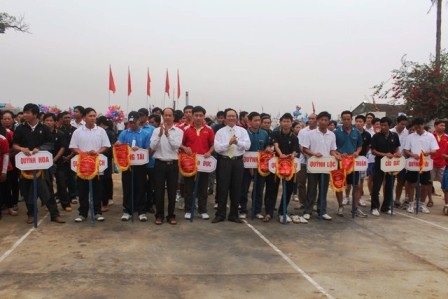 Ban lãnh đạo trao cờ lưu niệm cho các đoàn vận động viên tới tham gia lễ hội.