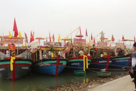 Ban lãnh đạo trao cờ lưu niệm cho các đoàn vận động viên tới tham gia lễ hội.