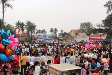 Ban lãnh đạo trao cờ lưu niệm cho các đoàn vận động viên tới tham gia lễ hội.