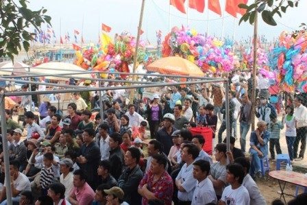 Người dân về dự lễ hội đã đông chật cứng từ sáng sớm. 