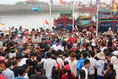  Các trò chơi dân gian thu hút sự quan tâm đặc biệt của du khách.