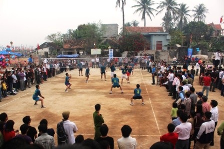 Khu thi đấu bóng chuyền chật cứng khán giả và sôi động náo nhiệt.