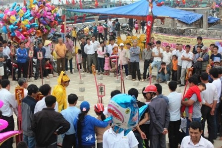 Chơi cờ thẻ trong lễ hội cũng thu hút được sự quan tâm của du khách.