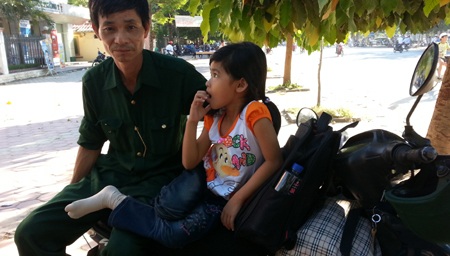 Ngay từ sáng sớm ở buổi thi cuối, ông Dũng mang hành lý để chờ con thi xong là về vì hết tiền